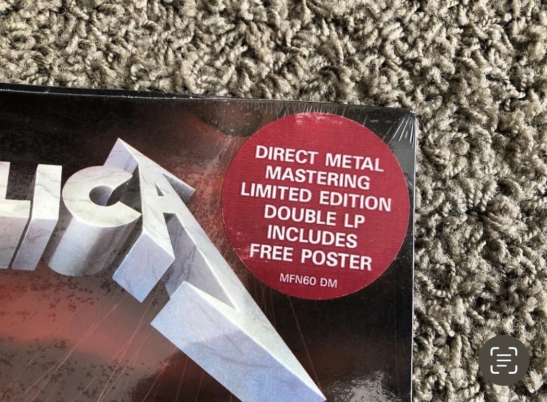 Primera edición original de Master of Puppets de Metallica, ejemplo clásico de vinilo raro de thrash metal