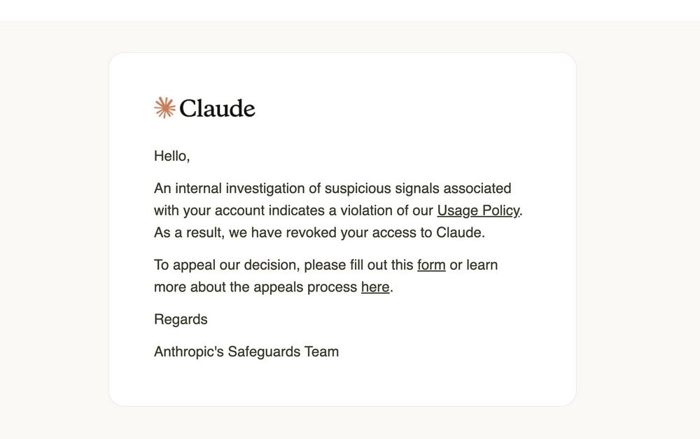 Notificación de Claude sobre la revocación de acceso a una cuenta por violar las políticas de uso de Anthropic.