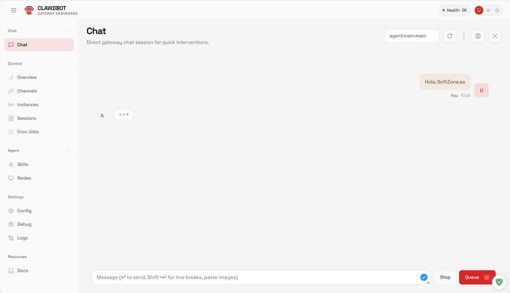 Interfaz del panel de chat de Clawdbot con menú lateral de gestión y área de mensajes de prueba.