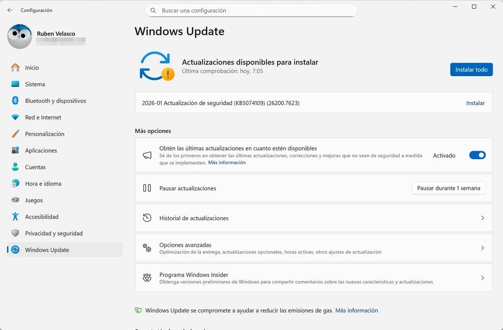 Ventana de Windows Update mostrando la instalación del parche de seguridad KB5074109 para Windows 11 24H2/25H2, correspondiente a enero de 2026
