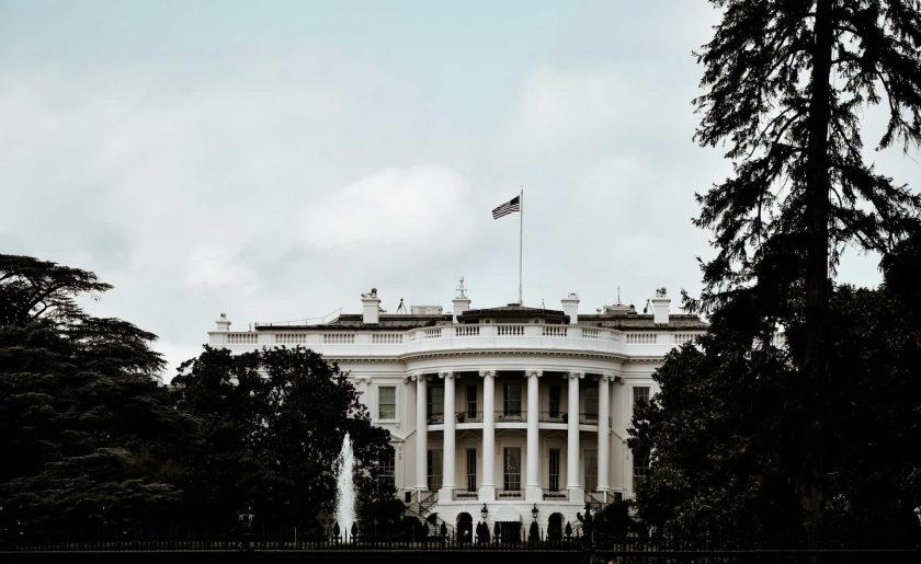 Casa blanca reunirá a Coinbase, bancos y asociaciones cripto para debatir recompensas de stablecoins