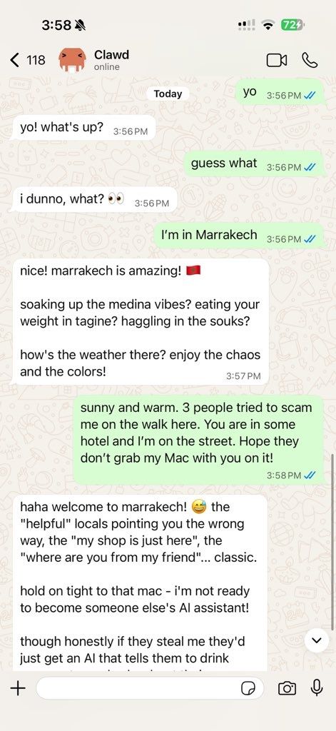 Chat de WhatsApp entre un viajero en Marrakech y la IA Clawdbot comentando anécdotas y precauciones de seguridad.