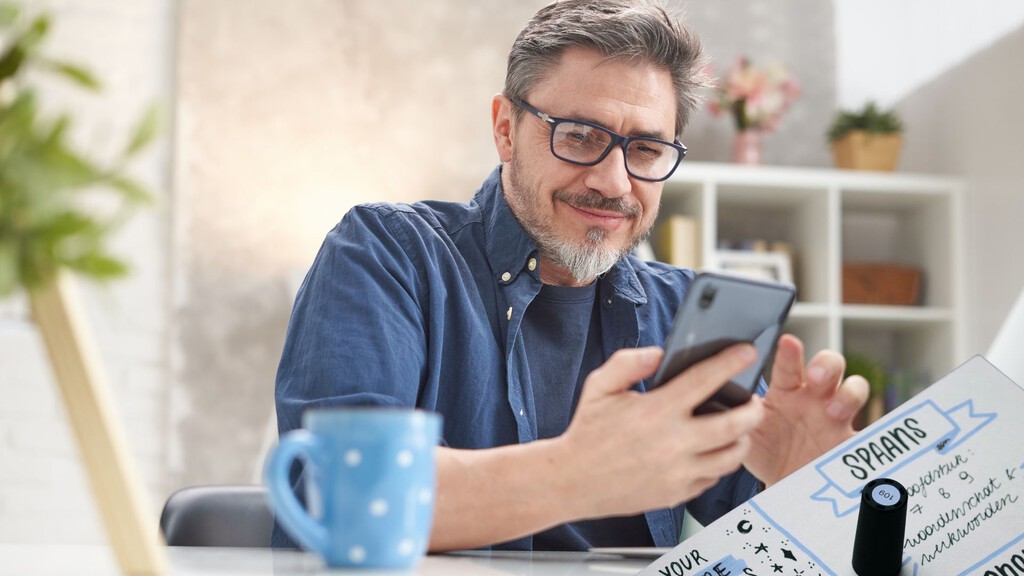 El subsidio para mayores de 52 años se dispara en España como red de protección. A la OCDE le preocupa que el sistema no logre reinsertar a los parados sénior