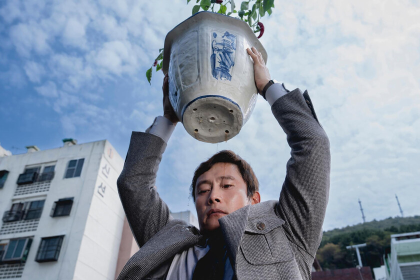 Título de la crítica (2026): ‘Sin alternativas’. No es otra ‘Parásitos’, pero sí igual de destacada. Park Chan-Wook demuestra su genialidad trascendiendo el simple anticapitalismo.