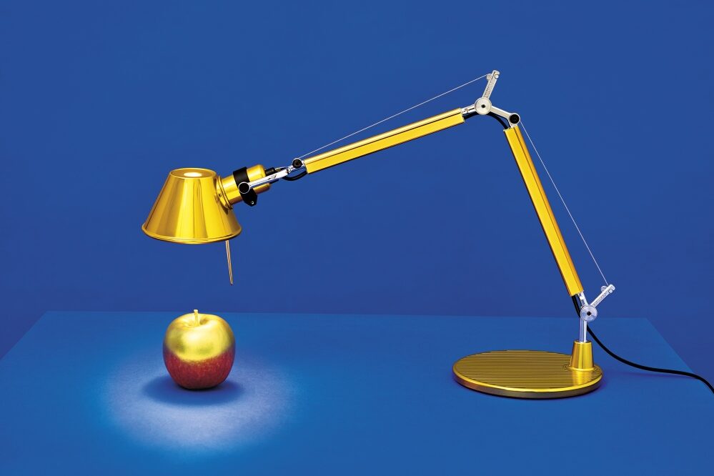 Tolomeo da tavolo, di Michele De Lucchi e Giancarlo Fassina per Artemide