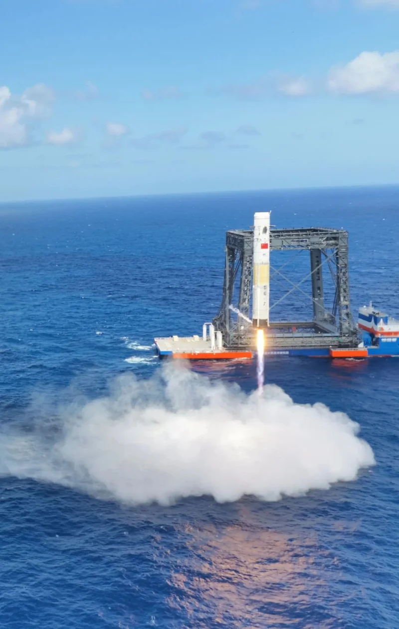 Toma aérea del cohete levantando una nube de vapor de agua mientras ameriza al lado del espaciopuerto flotante