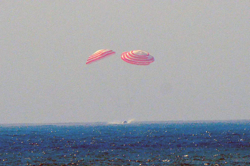 El cohete con los motores encendidos y justo al lado el penacho de gases de escape de la cápsula, que no se pues estos la tapan