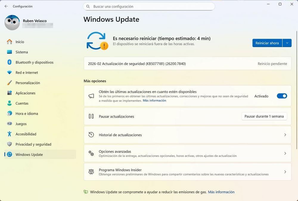 Interfaz de Windows Update en Windows 11 con un aviso de reinicio pendiente para una actualización de seguridad.