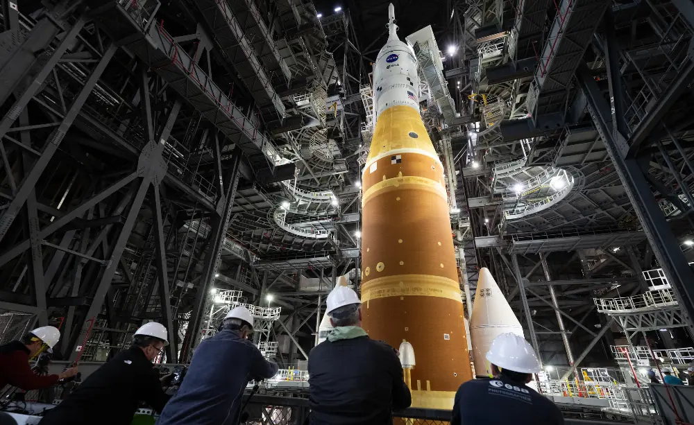 El SLS en el VAB visto desde una plataforma a media altura