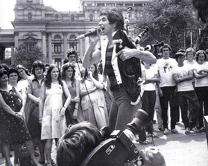 Hace 50 años, AC/DC se subió a un camión y conquistó las calles de Melbourne