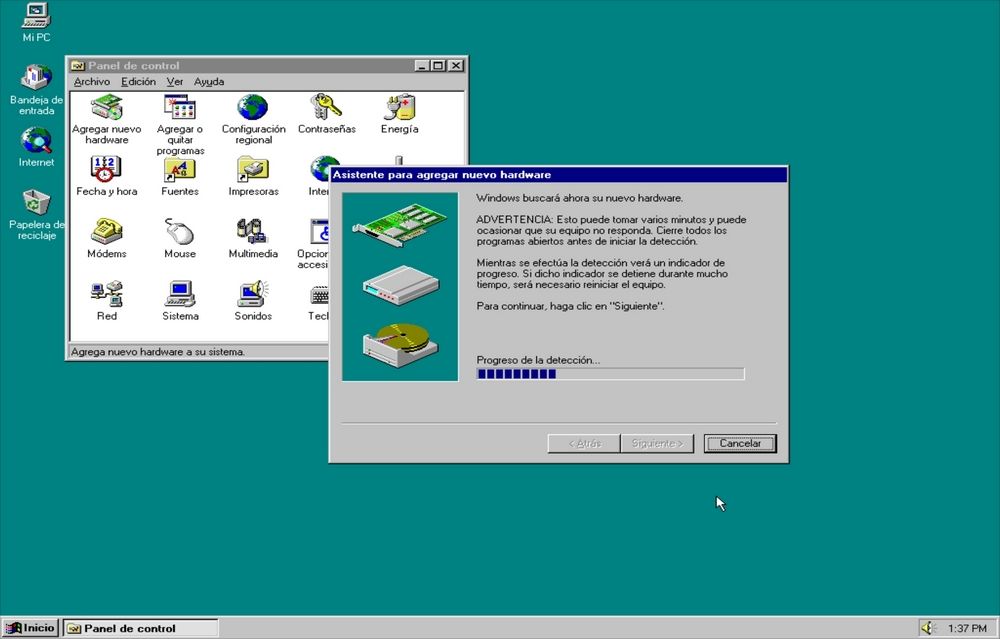 Interfaz de Windows 95 en español con el asistente de detección de hardware y la ventana del Panel de control abierta.