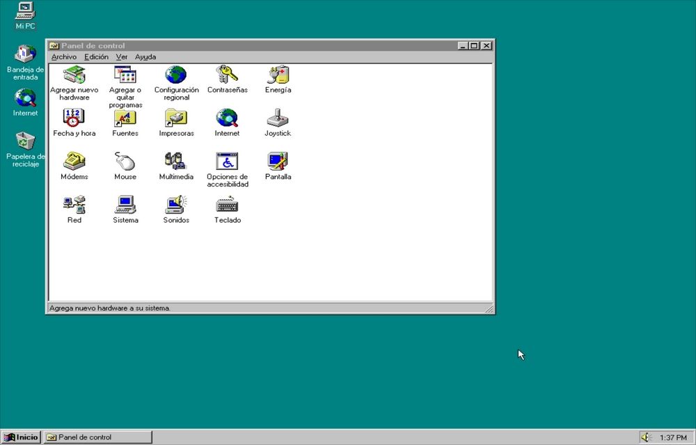 Panel de control de Windows 95 en español con iconos clásicos de configuración sobre el icónico fondo verde azulado.