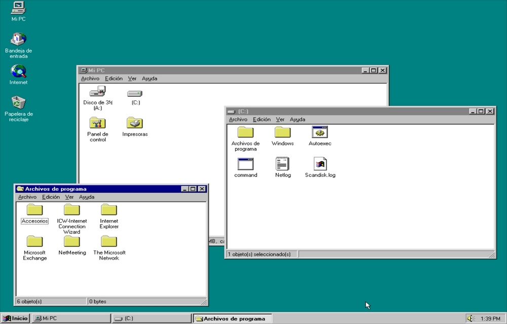 Escritorio de Windows 95 en español con ventanas abiertas de Mi PC y Archivos de programa sobre fondo verde azulado.