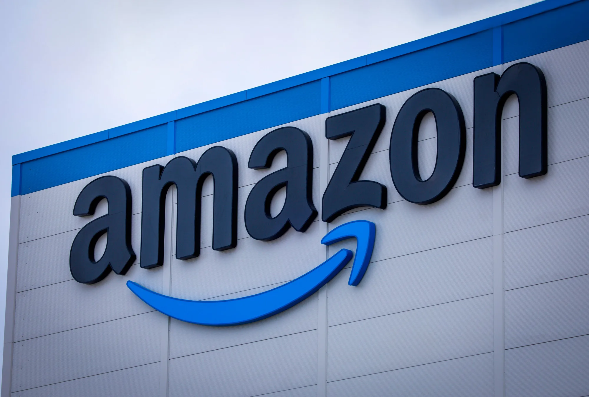 Ganancias de Amazon crecen 31% en 2025, pero sus planes de inversión tiran 9% sus acciones