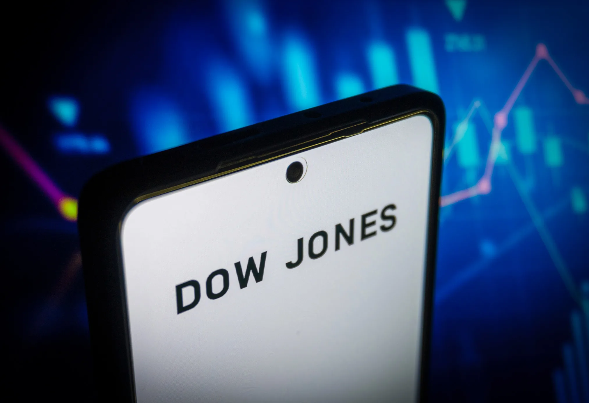 Dow Jones sube mientras Wall Street cierra mixto por desplome tecnológico