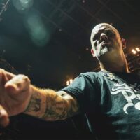 Phil Anselmo de PANTERA se harta y desmiente un bulo sobre cáncer difundido por IA: «Sano como un caballo»