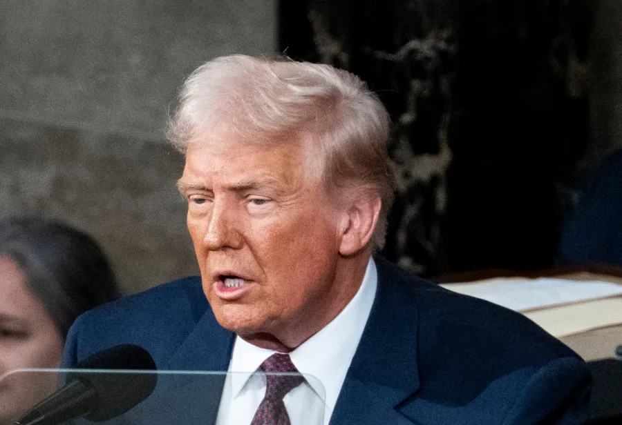 Trump gesticula mientras enfatiza sus logros económicos ante la audiencia | Imagen: EFE