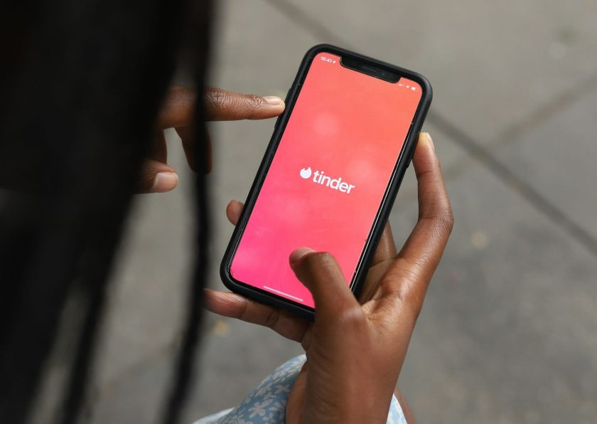 Tinder optará por incorporar IA tras caída de registros y usuarios activos