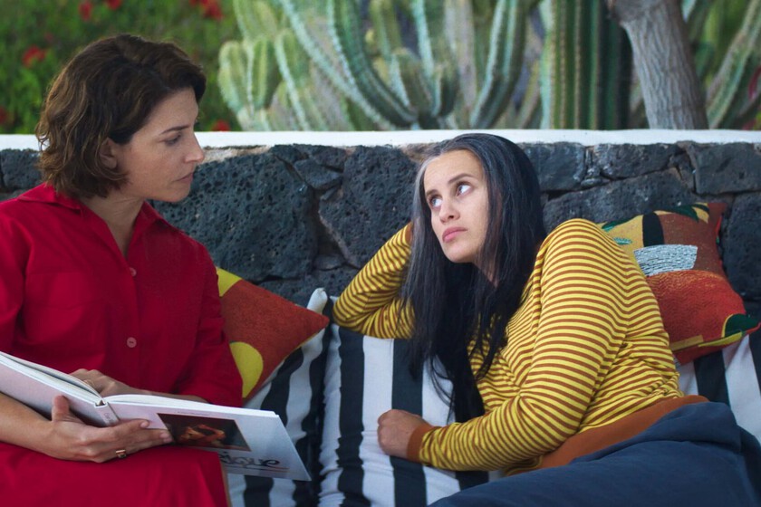 Almodóvar enfrenta a Torrente en un duelo español: los pros y contras de los nuevos estrenos de cine