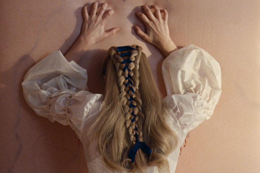 La renovada versión de ‘Cumbres Borrascosas’ revela un spoiler sobre Cathy y Heathcliff desde el inicio, perceptible solo para los conocedores de Emily Brontë.