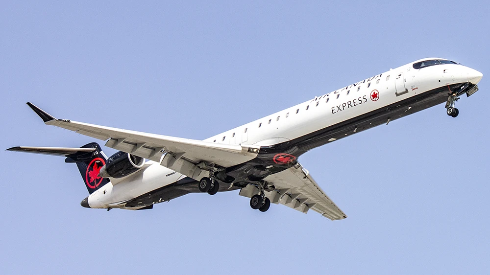 El avión visto desde abajo a la derecha contra el cielo azul