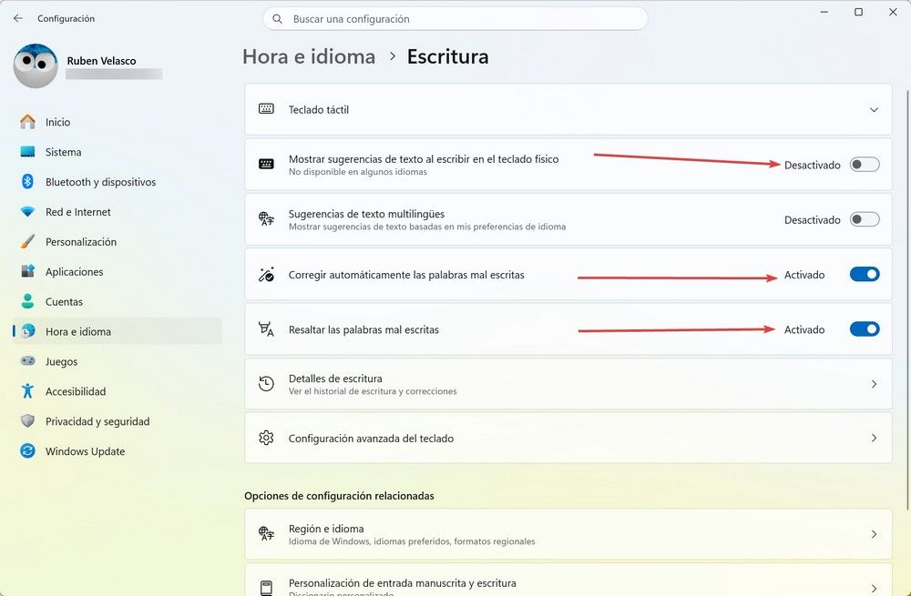 Configuración de escritura en Windows 11 con opciones de corrección y sugerencias.