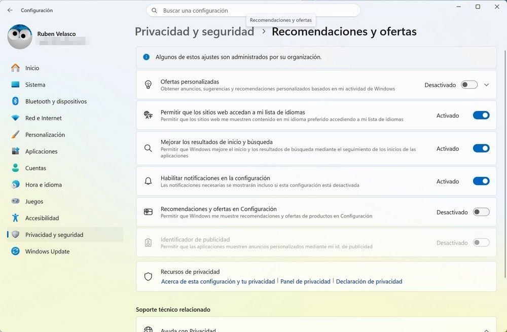 Configuración de privacidad en Windows 11 con opciones de recomendaciones y ofertas desactivadas.