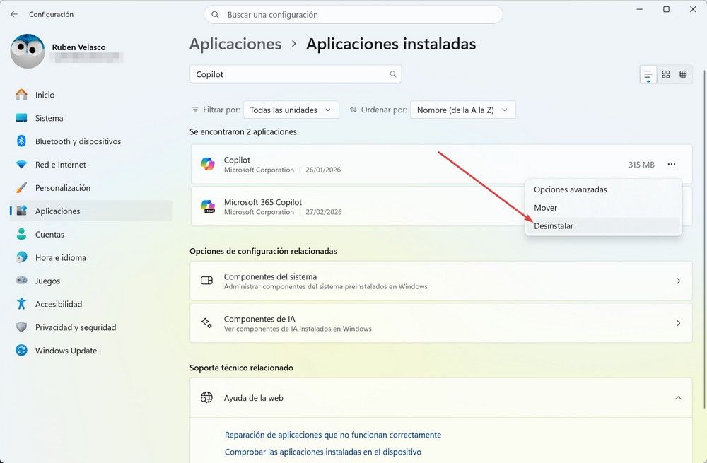 Configuración de aplicaciones en Windows 11 con menú desplegable de Copilot.