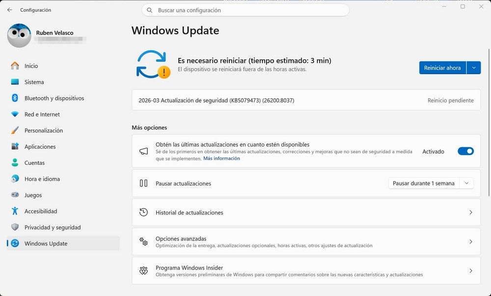 Interfaz de Windows Update mostrando estado de actualizaciones y opciones de configuración.