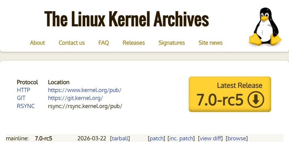 Interfaz de The Linux Kernel Archives con el botón de descarga para la versión 7.0-rc5 del núcleo Linux.