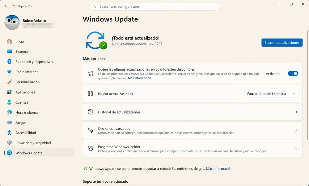 Interfaz de Windows Update en Windows 11 con opciones de configuración.