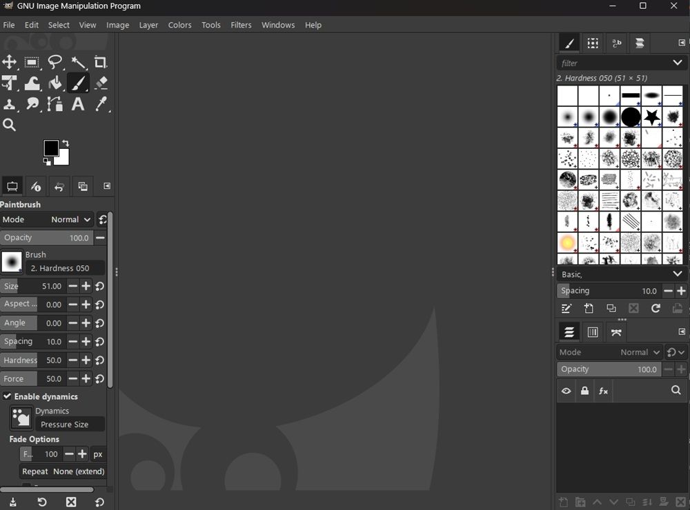 Interfaz del programa de edición GIMP con paneles de herramientas, pinceles y capas en modo oscuro.