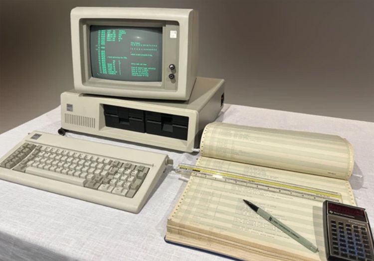 PC antiguo con el sistema operativo DOS.
