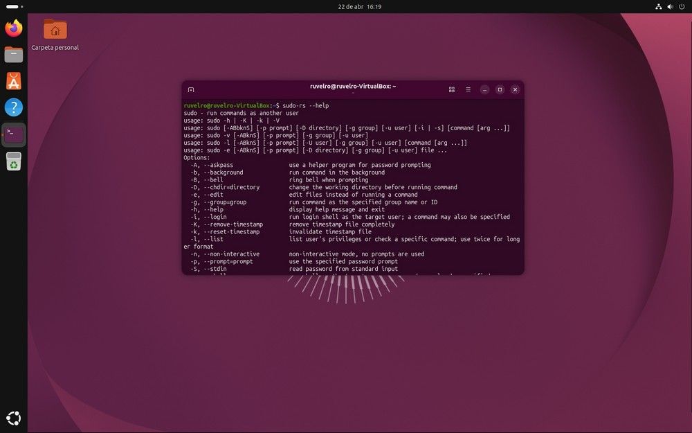 Interfaz de escritorio de Ubuntu mostrando una ventana de terminal abierta con el comando de ayuda de sudo ejecutado.