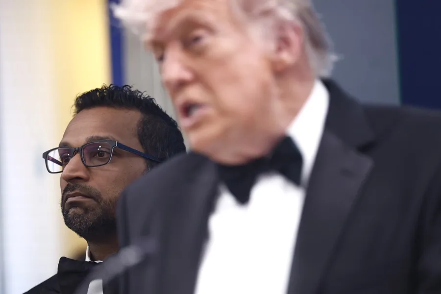 Evacúan a Trump tras disparos en evento en Washington.
