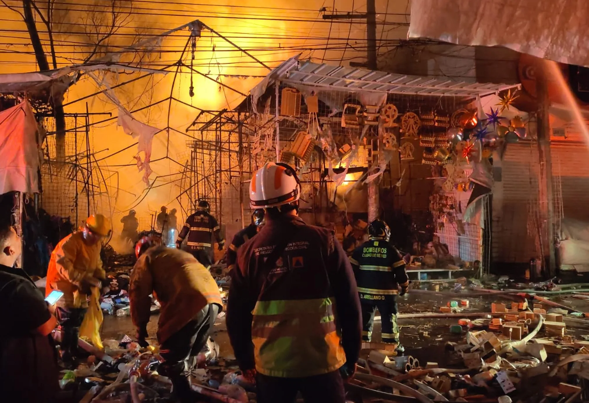 VIDEO: Incendio arrasa con locales del Mercado de Sonora; desalojan a 200 personas