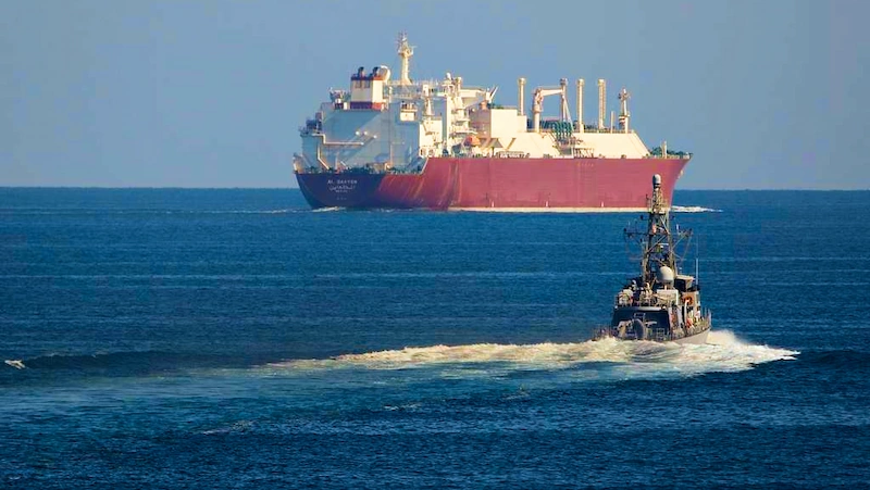 Petrolero en el estrecho de Hormuz / Nara & DVids Public Domain Archive Petrolero en el estrecho de Hormuz / Nara & DVids Public Domain Archive