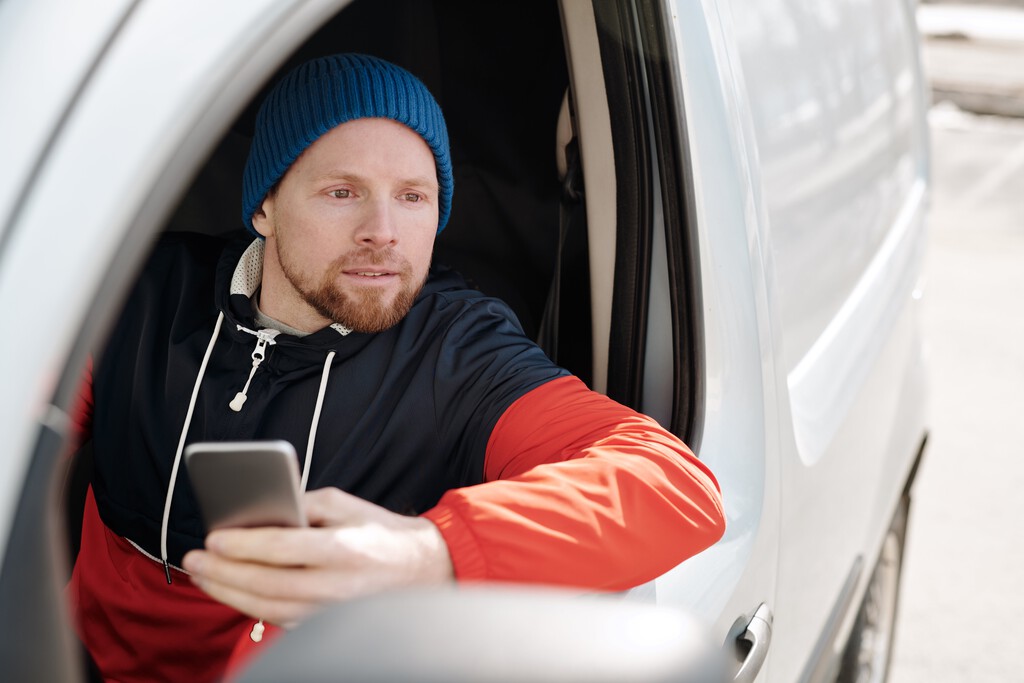 Un camionero ante los tiempos de descanso en el camión: «Algunas empresas se ofrecen a pagarnos la multa si no paramos a descansar. Lo hacen con gusto con tal de que llegue antes la mercancía»