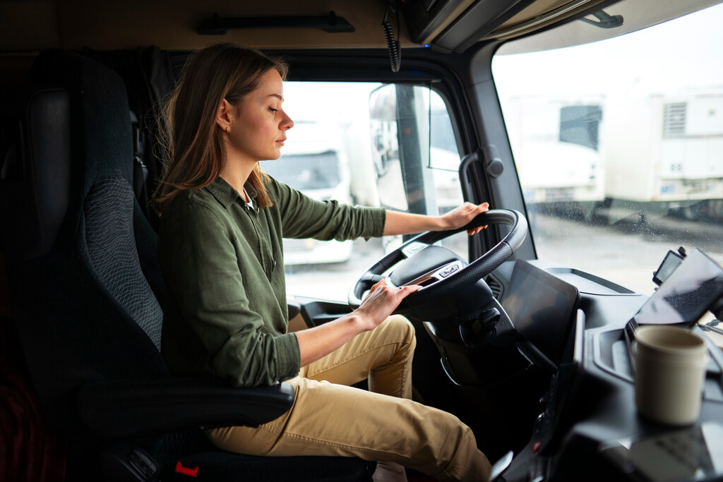 Andrea, camionera: «Trabajo 8 horas de lunes a viernes, recorro casi 300 km diarios y gano unos 2.000 euros mensuales»