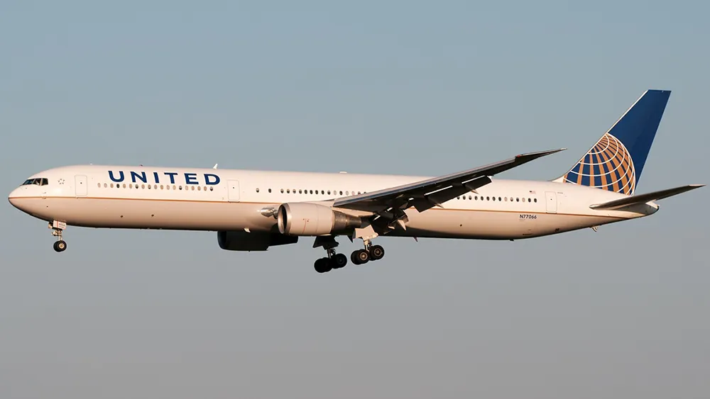Un avión de United Airlines se lleva por delante una farola y un camión de reparto durante un aterrizaje en Newark