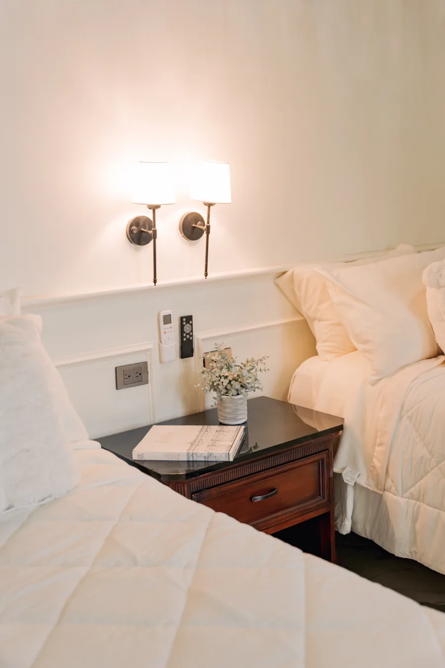 Habitaciones minimalistas, muros centenarios y detalles contemporáneos: así luce la experiencia boutique de Casa de los Milagros, el nuevo proyecto hotelero de Chihuahua Bárbaro inspirado en la historia del Centro Histórico de Chihuahua.