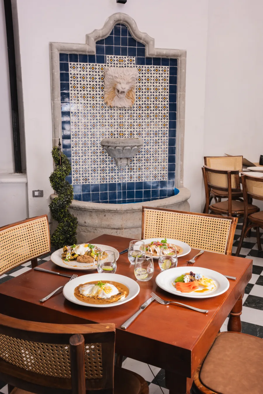 La gastronomía regional también forma parte de la experiencia inmersiva de Chihuahua Bárbaro. En Casa de los Milagros, los desayunos reinterpretan sabores tradicionales chihuahuenses con una propuesta gourmet y contemporánea.