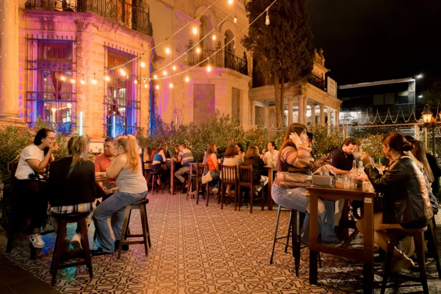 Entre luces cálidas, trova y arquitectura histórica, Casa de los Milagros vuelve a convertirse en uno de los puntos de encuentro más emblemáticos de Chihuahua Capital.