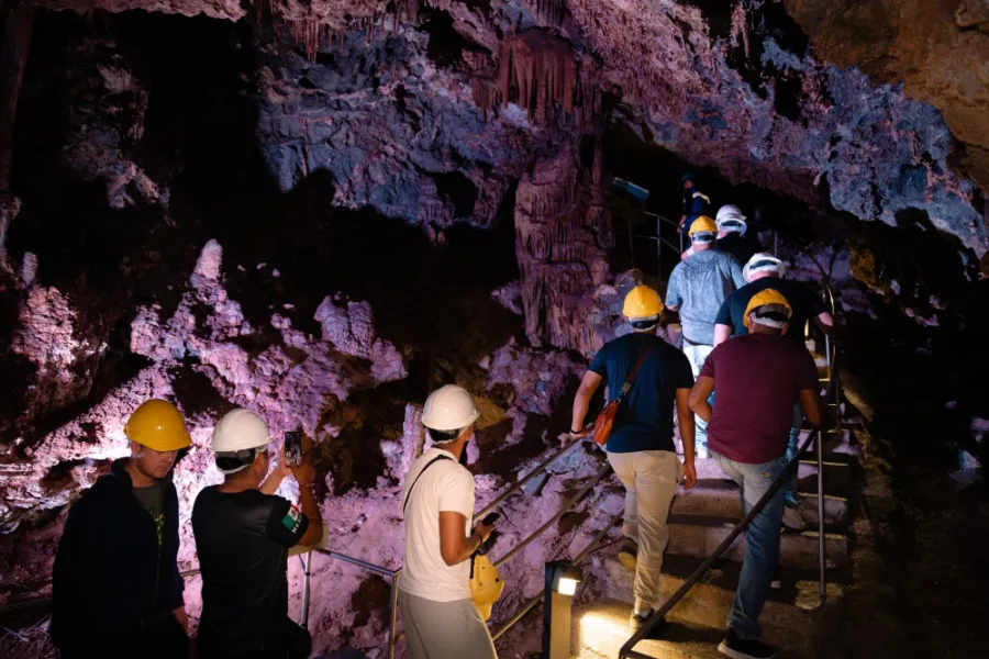 Las Grutas de Nombre de Dios forman parte de las rutas más populares impulsadas por Chihuahua Bárbaro, una experiencia que mezcla naturaleza, aventura e historia geológica del estado.