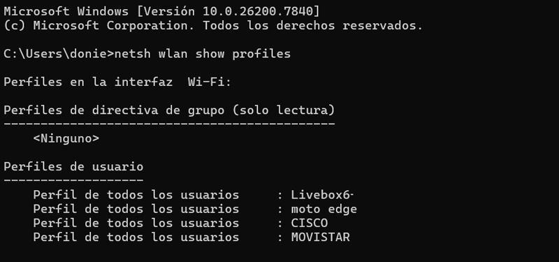Resultado de comando CMD mostrando redes Wi-Fi guardadas en Windows