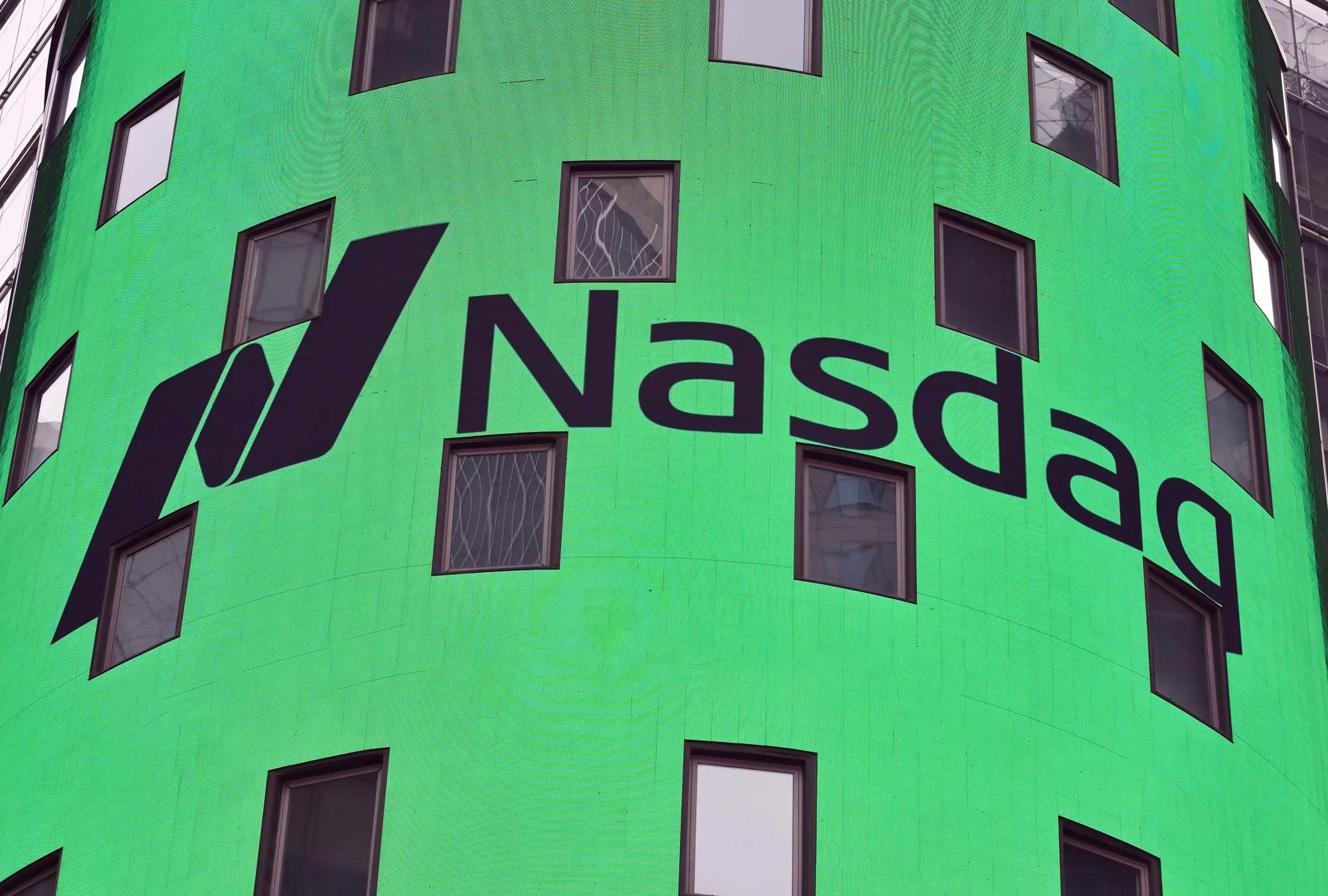 S&P 500 y Nasdaq cierran en máximos; Dow Jones sube 0.22% en la semana