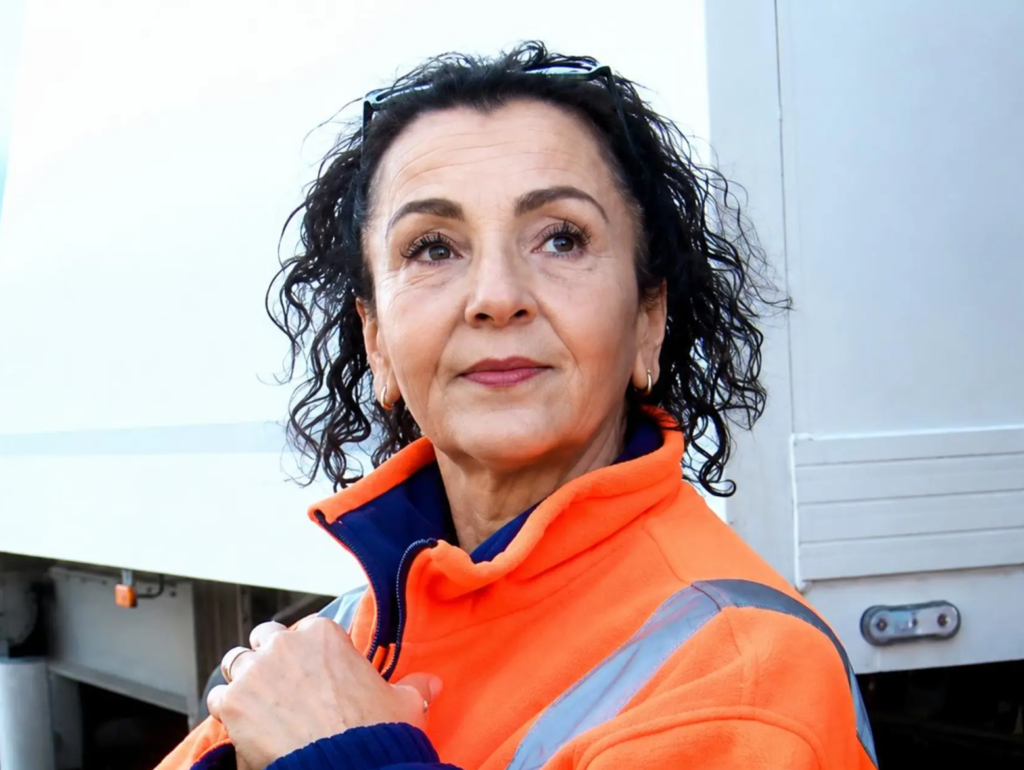 Adriana, camionera: «Cuando llego al parking echo las cortinas y no bajo del camión para que no vean que soy mujer»