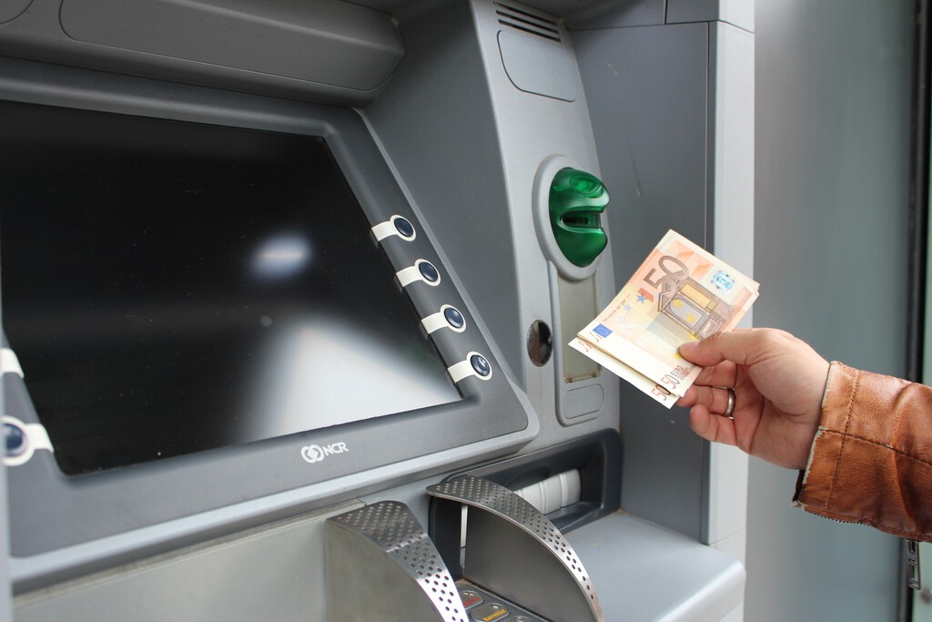 Es oficial: Hacienda puede multar a las personas que ingresen o retiren dinero en efectivo del cajero de esta forma