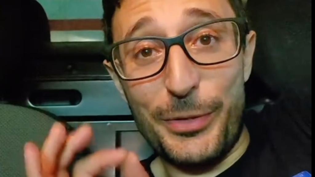 Emanuele, autónomo que trabaja como fontanero: “Hay pocos que cumplen, pero hoy he facturado 2.500 euros en un solo trabajo”