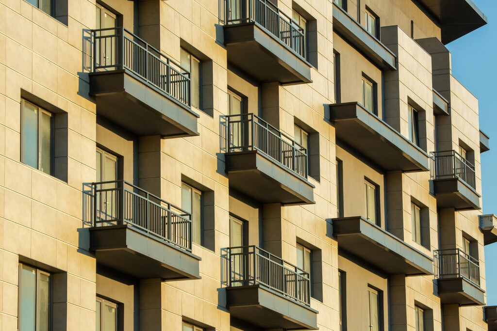 Ha entrado en vigor en España: los propietarios ya no pueden alquilar su vivienda para uso no residencial o temporal sin permiso de la comunidad de vecinos